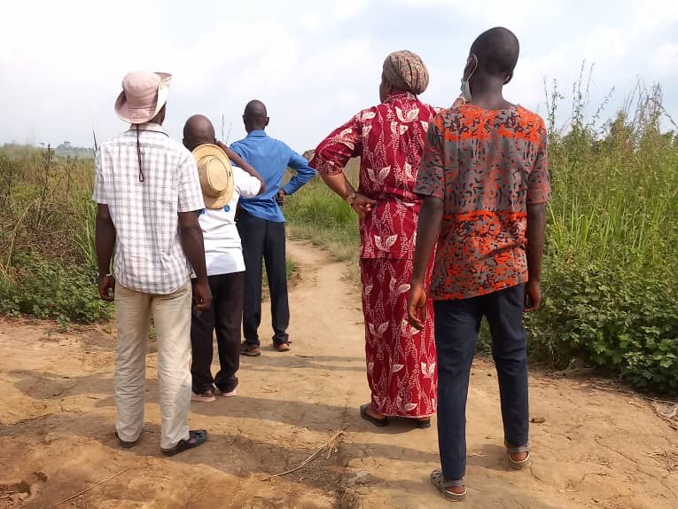 Le Curé de la paroisse Christ Roi de SALAMABILA et les SMSJP II en visite des terrains sur lesquels seront érigés les infrastructures et le couvent des sœurs .